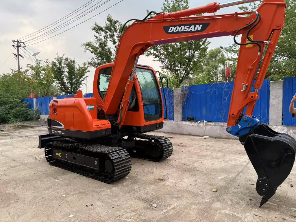 Doosan DX 75 - Escavadora de rastos: foto 1 Doosan DX 75 - Escavadora de rastos: foto 1