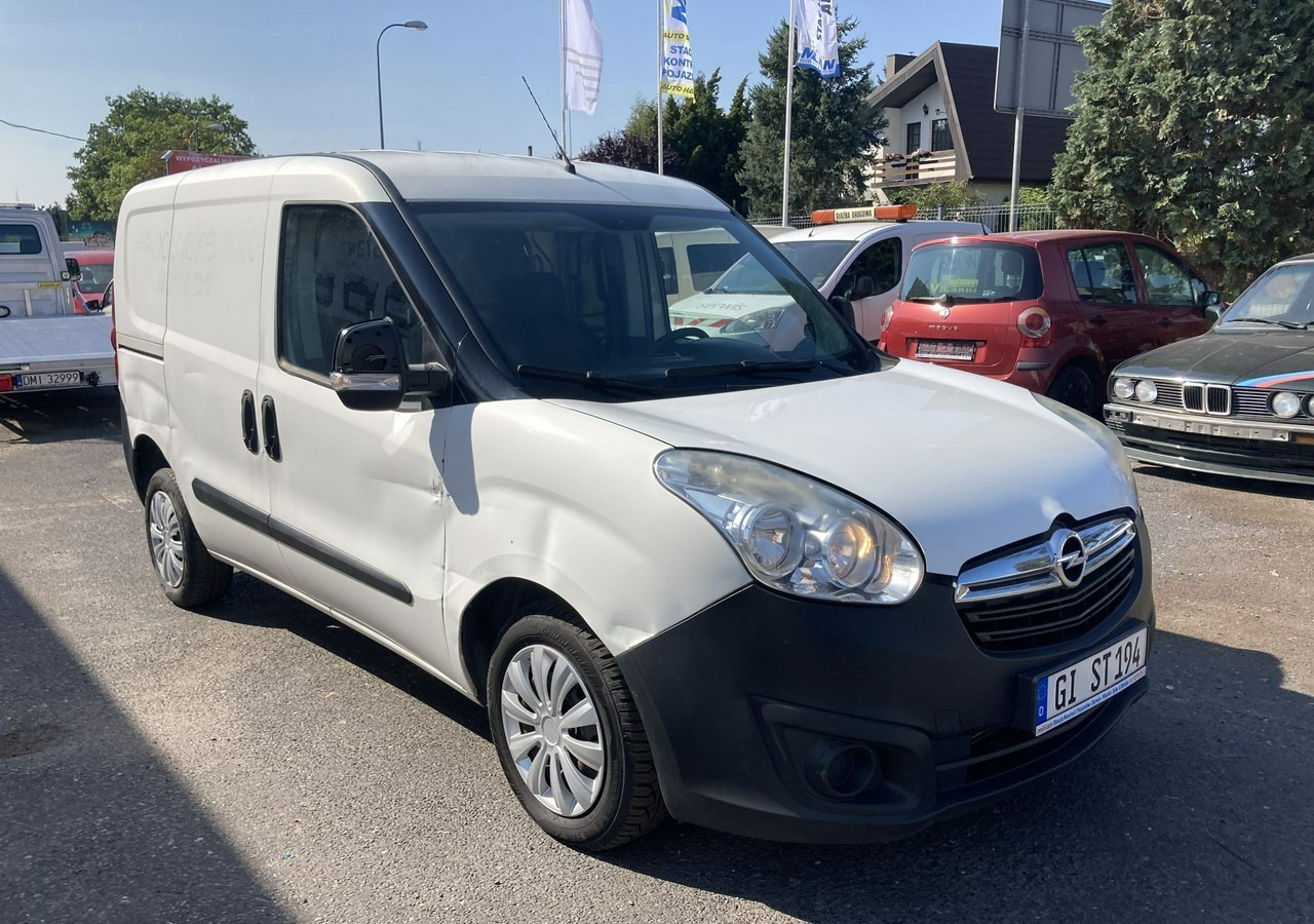 Fiat Doblo Fiat Doblo 1,3 jtd ECO Flex chłodnia do leków 2013 - Furgão: foto 1 Fiat Doblo Fiat Doblo 1,3 jtd ECO Flex chłodnia do leków 2013 - Furgão: foto 1