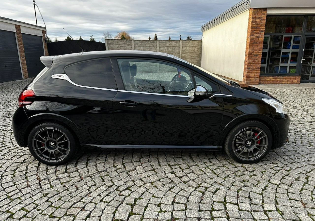 Peugeot 208 I 208GTI Sport 1.6THP 208KM Panorama Led JBL Navi Kamera OZ-Racing 201 - Hatchback: foto 2 Peugeot 208 I 208GTI Sport 1.6THP 208KM Panorama Led JBL Navi Kamera OZ-Racing 201 - Hatchback: foto 2