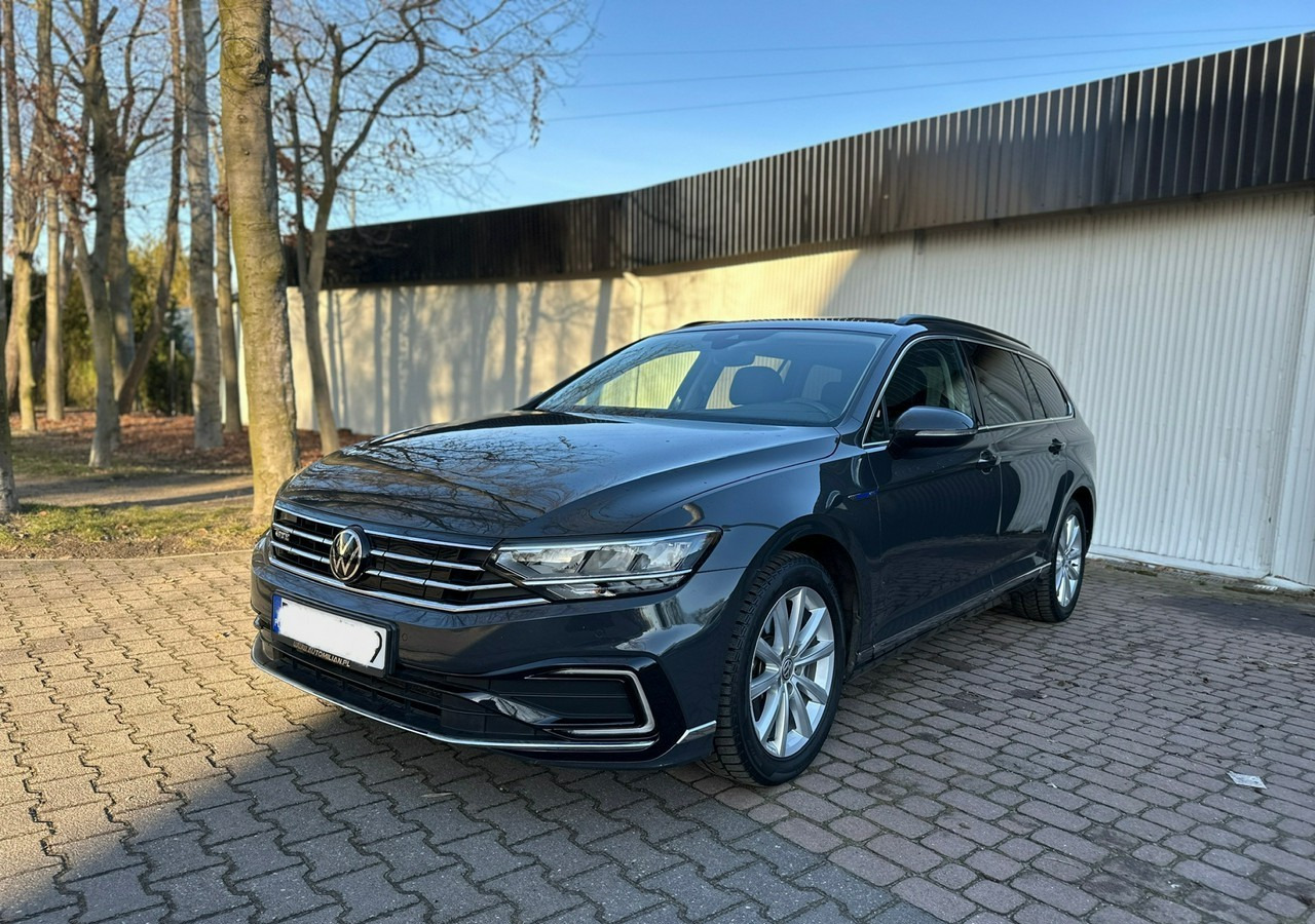 Volkswagen Passat B8 GTE 1.4TSI 218KM Hybryda Plug-in zasięg 50km Panorama*Navi*Skóra*FV2 - Automóvel: foto 1 Volkswagen Passat B8 GTE 1.4TSI 218KM Hybryda Plug-in zasięg 50km Panorama*Navi*Skóra*FV2 - Automóvel: foto 1