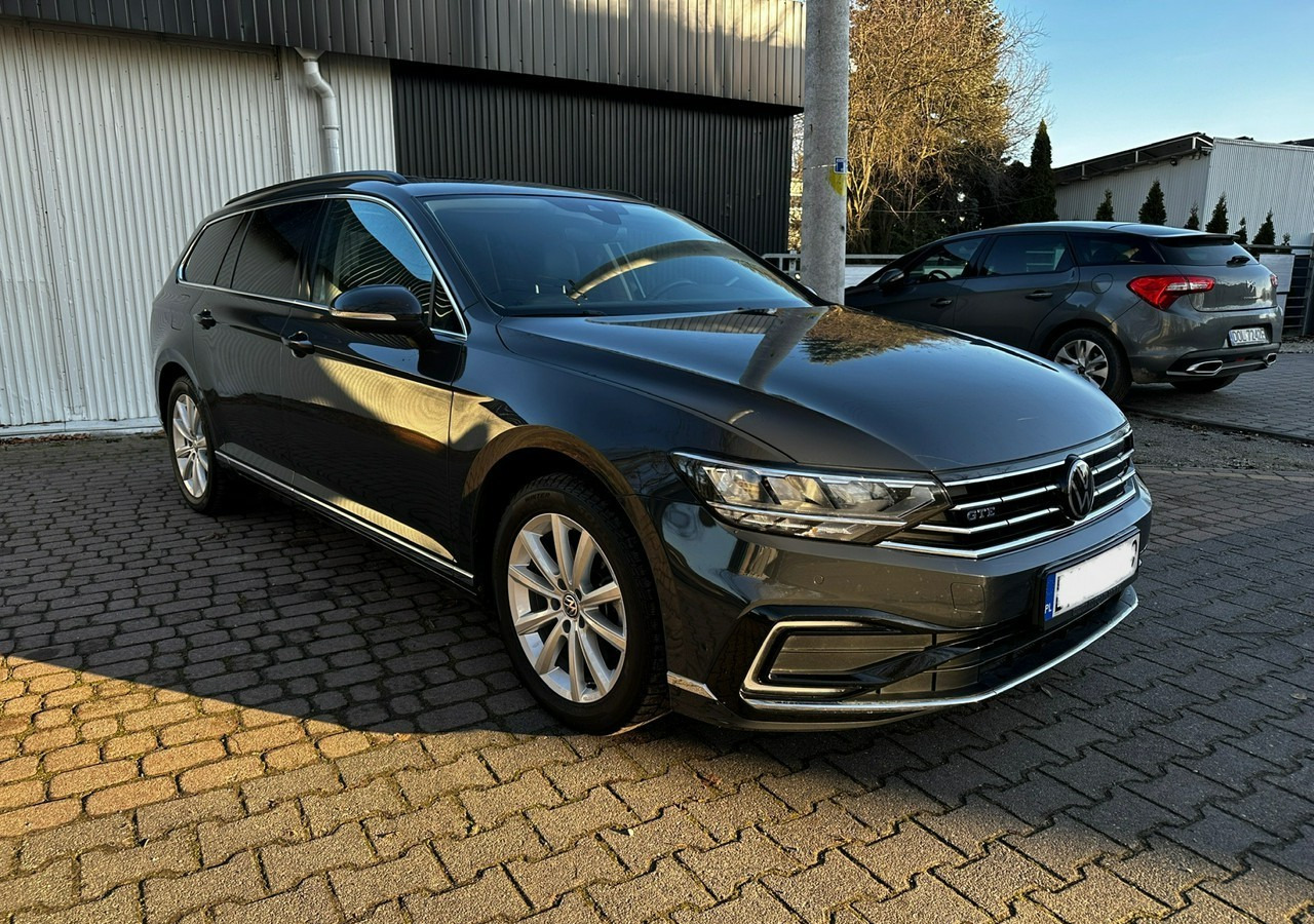 Volkswagen Passat B8 GTE 1.4TSI 218KM Hybryda Plug-in zasięg 50km Panorama*Navi*Skóra*FV2 - Automóvel: foto 2 Volkswagen Passat B8 GTE 1.4TSI 218KM Hybryda Plug-in zasięg 50km Panorama*Navi*Skóra*FV2 - Automóvel: foto 2