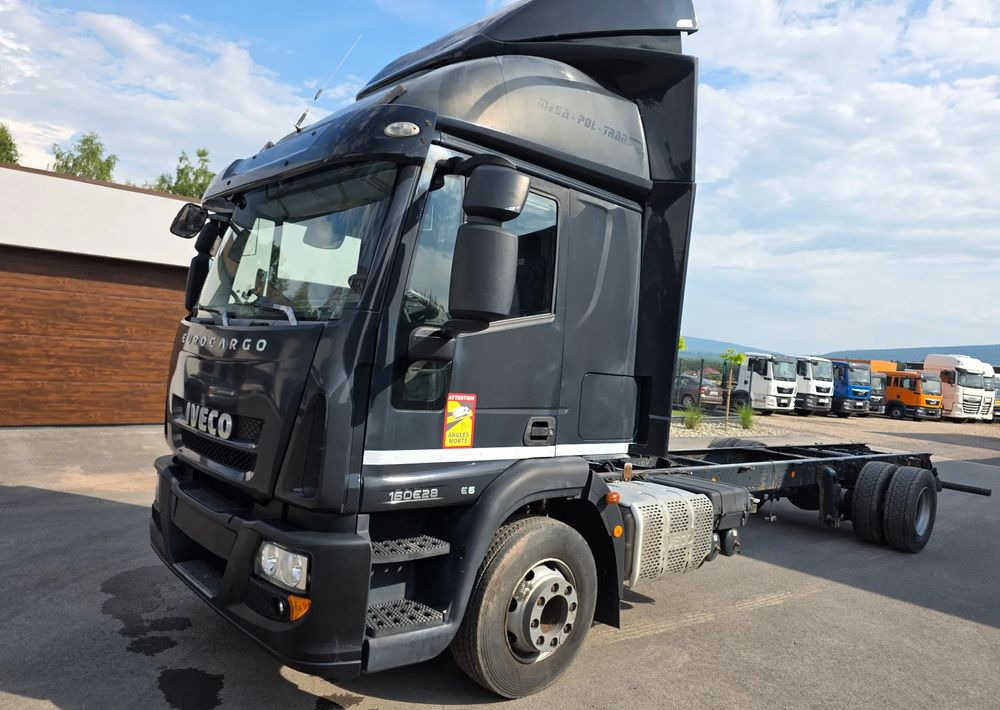Iveco EUROCARGO 160E28 RAMA DO ZABUDOWY/ LAWETA / MANUAL / - Caminhão com lona: foto 3 Iveco EUROCARGO 160E28 RAMA DO ZABUDOWY/ LAWETA / MANUAL / - Caminhão com lona: foto 3