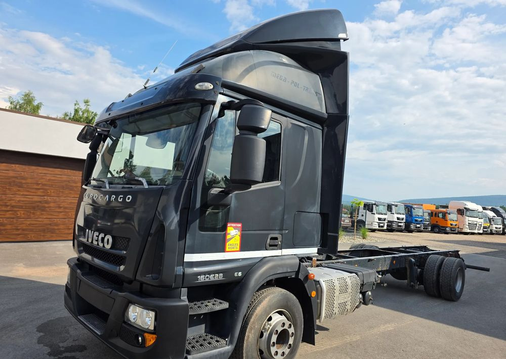 Iveco EUROCARGO 160E28 RAMA DO ZABUDOWY/ LAWETA / MANUAL / - Caminhão com lona: foto 1 Iveco EUROCARGO 160E28 RAMA DO ZABUDOWY/ LAWETA / MANUAL / - Caminhão com lona: foto 1