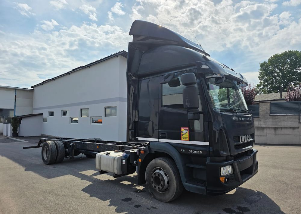 Iveco EUROCARGO 160E28 RAMA DO ZABUDOWY/ LAWETA / MANUAL / - Caminhão com lona: foto 2 Iveco EUROCARGO 160E28 RAMA DO ZABUDOWY/ LAWETA / MANUAL / - Caminhão com lona: foto 2