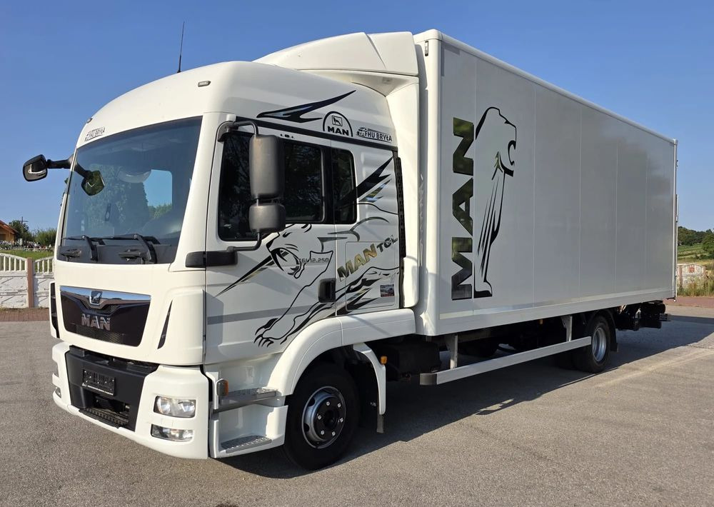 MAN TGL 12.250 / KONTENER / IZOTERMA / WINDA / 2019R / EURO 6 / PEŁEN SERWIS /  6 TON ŁADOWNOŚĆ  / SPROWADZONY / ZADBANY / JAK NOWY /  KSIĄŻKA SERWISOWA / E6 / 17 PALET - Caminhão furgão: foto 2 MAN TGL 12.250 / KONTENER / IZOTERMA / WINDA / 2019R / EURO 6 / PEŁEN SERWIS /  6 TON ŁADOWNOŚĆ  / SPROWADZONY / ZADBANY / JAK NOWY /  KSIĄŻKA SERWISOWA / E6 / 17 PALET - Caminhão furgão: foto 2