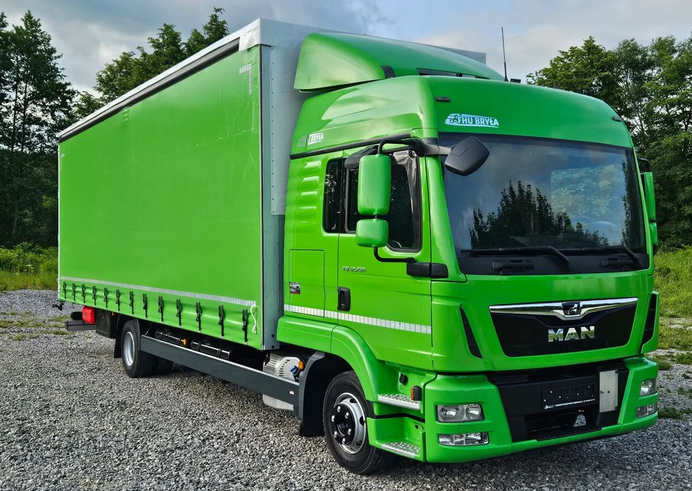 MAN TGL12.250/E6/20PALET/10.2018/SERWISOWANY/NISKI PRZEBIEG/WINDA/FIRANKA//JAK NOWY/SERWISOWANY - Caminhão com lona: foto 1 MAN TGL12.250/E6/20PALET/10.2018/SERWISOWANY/NISKI PRZEBIEG/WINDA/FIRANKA//JAK NOWY/SERWISOWANY - Caminhão com lona: foto 1