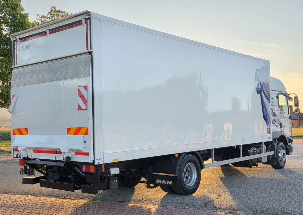 MAN TGM 15.290 / TGL / KONTENER / IZOTERMA / WINDA / KLIMA POSTOJOWA / 2019R / EURO 6 / PEŁEN SERWIS / 8200KG ŁADOWNOŚĆ / SPROWADZONY / ZADBANY / JAK NOWY / KSIĄŻKA SERWISOWA / E6 / 18 PALET - Caminhão furgão: foto 3 MAN TGM 15.290 / TGL / KONTENER / IZOTERMA / WINDA / KLIMA POSTOJOWA / 2019R / EURO 6 / PEŁEN SERWIS / 8200KG ŁADOWNOŚĆ / SPROWADZONY / ZADBANY / JAK NOWY / KSIĄŻKA SERWISOWA / E6 / 18 PALET - Caminhão furgão: foto 3