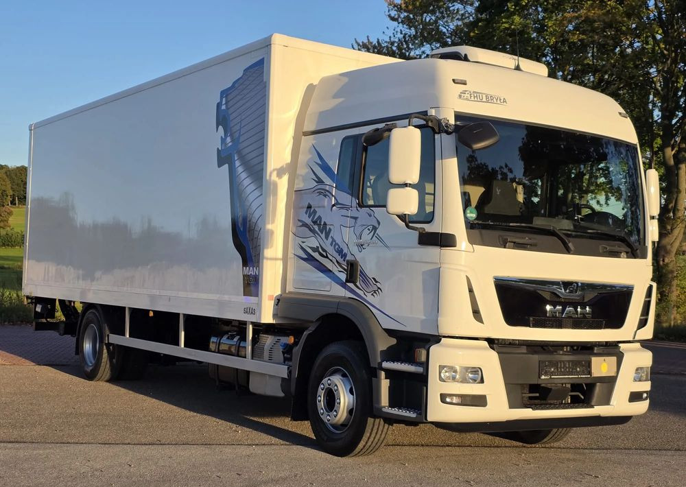 MAN TGM 15.290 / TGL / KONTENER / IZOTERMA / WINDA / KLIMA POSTOJOWA / 2019R / EURO 6 / PEŁEN SERWIS / 8200KG ŁADOWNOŚĆ / SPROWADZONY / ZADBANY / JAK NOWY / KSIĄŻKA SERWISOWA / E6 / 18 PALET - Caminhão furgão: foto 2 MAN TGM 15.290 / TGL / KONTENER / IZOTERMA / WINDA / KLIMA POSTOJOWA / 2019R / EURO 6 / PEŁEN SERWIS / 8200KG ŁADOWNOŚĆ / SPROWADZONY / ZADBANY / JAK NOWY / KSIĄŻKA SERWISOWA / E6 / 18 PALET - Caminhão furgão: foto 2