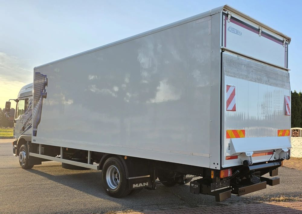 MAN TGM 15.290 / TGL / KONTENER / IZOTERMA / WINDA / KLIMA POSTOJOWA / 2019R / EURO 6 / PEŁEN SERWIS / 8200KG ŁADOWNOŚĆ / SPROWADZONY / ZADBANY / JAK NOWY / KSIĄŻKA SERWISOWA / E6 / 18 PALET - Caminhão furgão: foto 4 MAN TGM 15.290 / TGL / KONTENER / IZOTERMA / WINDA / KLIMA POSTOJOWA / 2019R / EURO 6 / PEŁEN SERWIS / 8200KG ŁADOWNOŚĆ / SPROWADZONY / ZADBANY / JAK NOWY / KSIĄŻKA SERWISOWA / E6 / 18 PALET - Caminhão furgão: foto 4