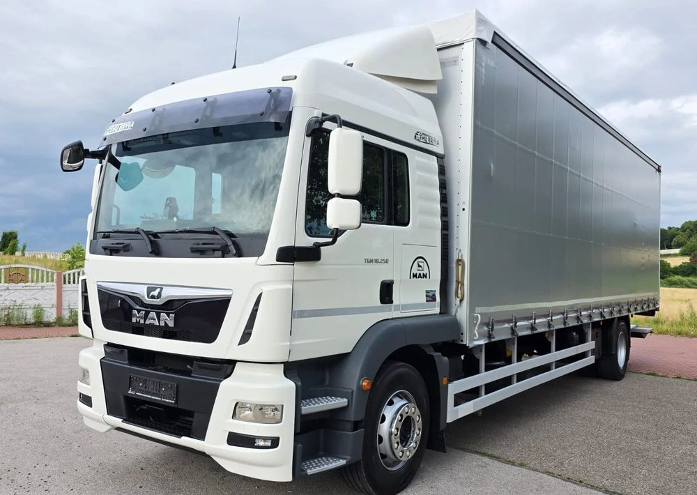 MAN TGM 18.290 / 18.250 /E6 / 22 PALETY / AUTOMAT / ZSUWANY DACH ORAZ BOKI / 9700 ŁADOWNOŚĆ / SERWISOWANY / NISKI PRZEBIEG / WINDA / FIRANKA / SPROWADZONY / 2019 / 335 TYŚ PRZEBIEG / PIERWSZY WŁAŚCIC - Caminhão com lona: foto 1 MAN TGM 18.290 / 18.250 /E6 / 22 PALETY / AUTOMAT / ZSUWANY DACH ORAZ BOKI / 9700 ŁADOWNOŚĆ / SERWISOWANY / NISKI PRZEBIEG / WINDA / FIRANKA / SPROWADZONY / 2019 / 335 TYŚ PRZEBIEG / PIERWSZY WŁAŚCIC - Caminhão com lona: foto 1