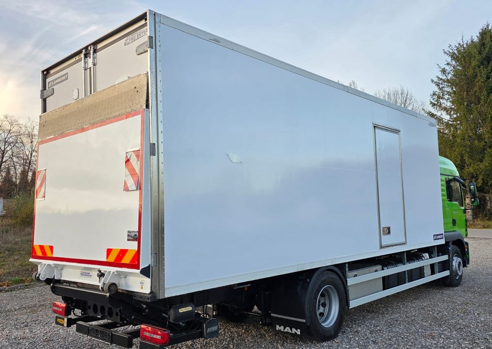 MAN TGM 18.320 / 18.290 / 15.290 / IZOTERMA / WINDA / 19PALET / E6 / 08.2018 / LIFT / SPROWADZONY / AUTOMAT / SYPIALKA / PIERWSZY WŁAŚCICIEL / BOCZNE DRZWI / STAN BARDZO DOBRY - Caminhão frigorífico: foto 4 MAN TGM 18.320 / 18.290 / 15.290 / IZOTERMA / WINDA / 19PALET / E6 / 08.2018 / LIFT / SPROWADZONY / AUTOMAT / SYPIALKA / PIERWSZY WŁAŚCICIEL / BOCZNE DRZWI / STAN BARDZO DOBRY - Caminhão frigorífico: foto 4