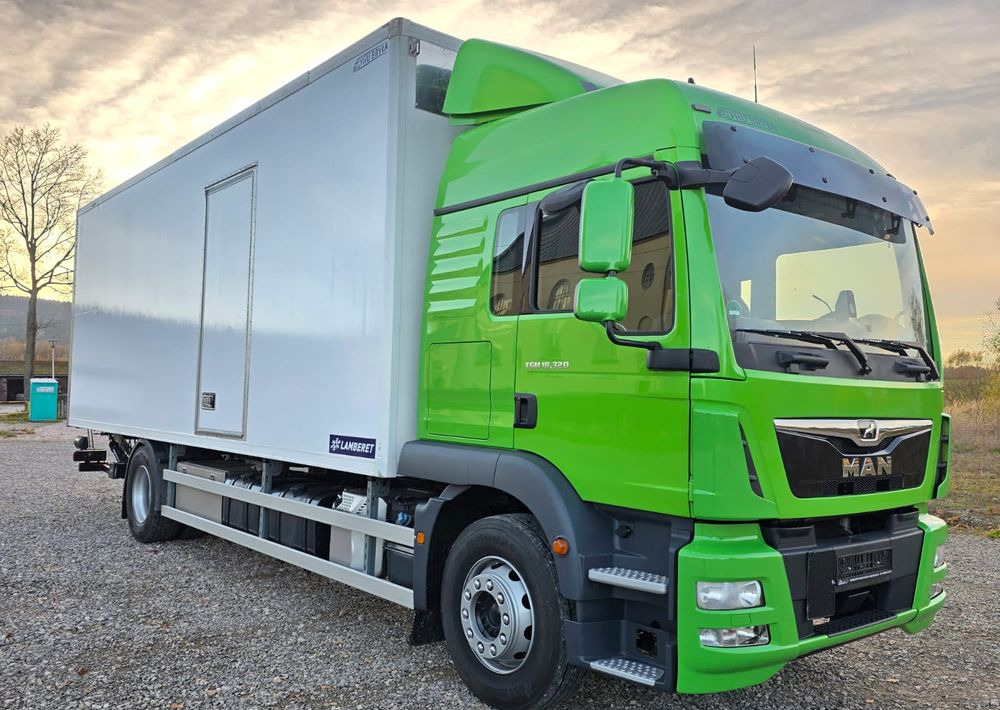 MAN TGM 18.320 / 18.290 / 15.290 / IZOTERMA / WINDA / 19PALET / E6 / 08.2018 / LIFT / SPROWADZONY / AUTOMAT / SYPIALKA / PIERWSZY WŁAŚCICIEL / BOCZNE DRZWI / STAN BARDZO DOBRY - Caminhão frigorífico: foto 2 MAN TGM 18.320 / 18.290 / 15.290 / IZOTERMA / WINDA / 19PALET / E6 / 08.2018 / LIFT / SPROWADZONY / AUTOMAT / SYPIALKA / PIERWSZY WŁAŚCICIEL / BOCZNE DRZWI / STAN BARDZO DOBRY - Caminhão frigorífico: foto 2