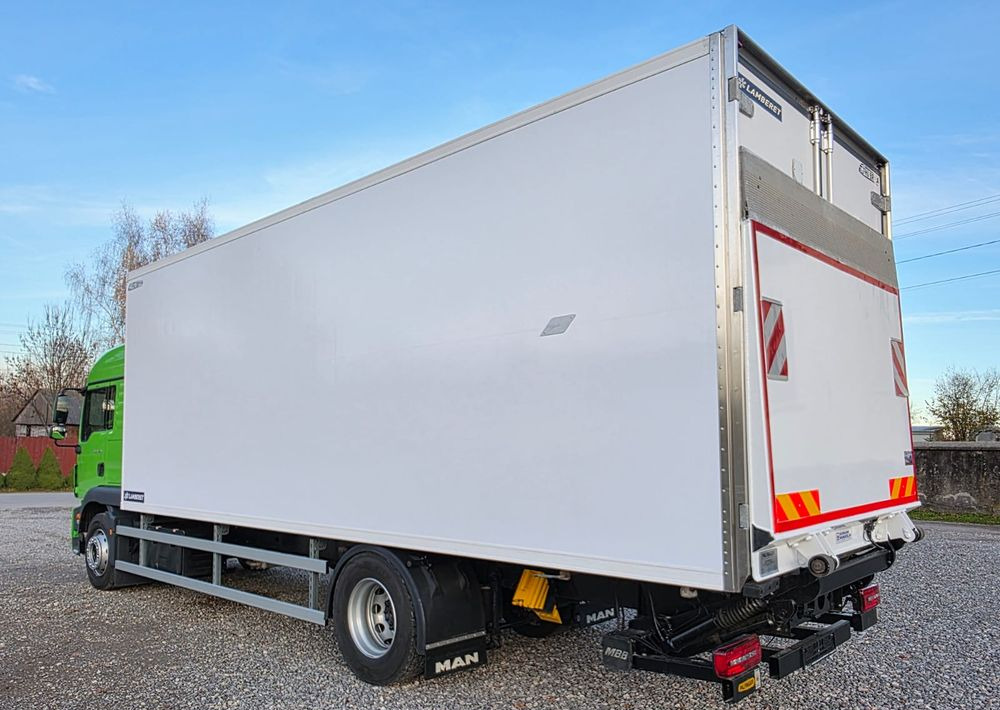 MAN TGM 18.320 / 18.290 / 15.290 / IZOTERMA / WINDA / 19PALET / E6 / 08.2018 / LIFT / SPROWADZONY / AUTOMAT / SYPIALKA / PIERWSZY WŁAŚCICIEL / BOCZNE DRZWI / STAN BARDZO DOBRY - Caminhão frigorífico: foto 5 MAN TGM 18.320 / 18.290 / 15.290 / IZOTERMA / WINDA / 19PALET / E6 / 08.2018 / LIFT / SPROWADZONY / AUTOMAT / SYPIALKA / PIERWSZY WŁAŚCICIEL / BOCZNE DRZWI / STAN BARDZO DOBRY - Caminhão frigorífico: foto 5