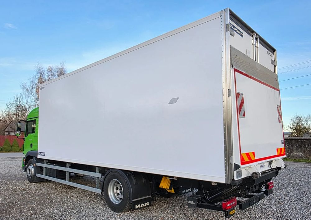 MAN TGM 18.320 / 18.290 / 15.290 / IZOTERMA / WINDA / 19PALET / E6 / 08.2018 / LIFT / SPROWADZONY / AUTOMAT / SYPIALKA / PIERWSZY WŁAŚCICIEL / BOCZNE DRZWI / STAN BARDZO DOBRY - Caminhão frigorífico: foto 4 MAN TGM 18.320 / 18.290 / 15.290 / IZOTERMA / WINDA / 19PALET / E6 / 08.2018 / LIFT / SPROWADZONY / AUTOMAT / SYPIALKA / PIERWSZY WŁAŚCICIEL / BOCZNE DRZWI / STAN BARDZO DOBRY - Caminhão frigorífico: foto 4