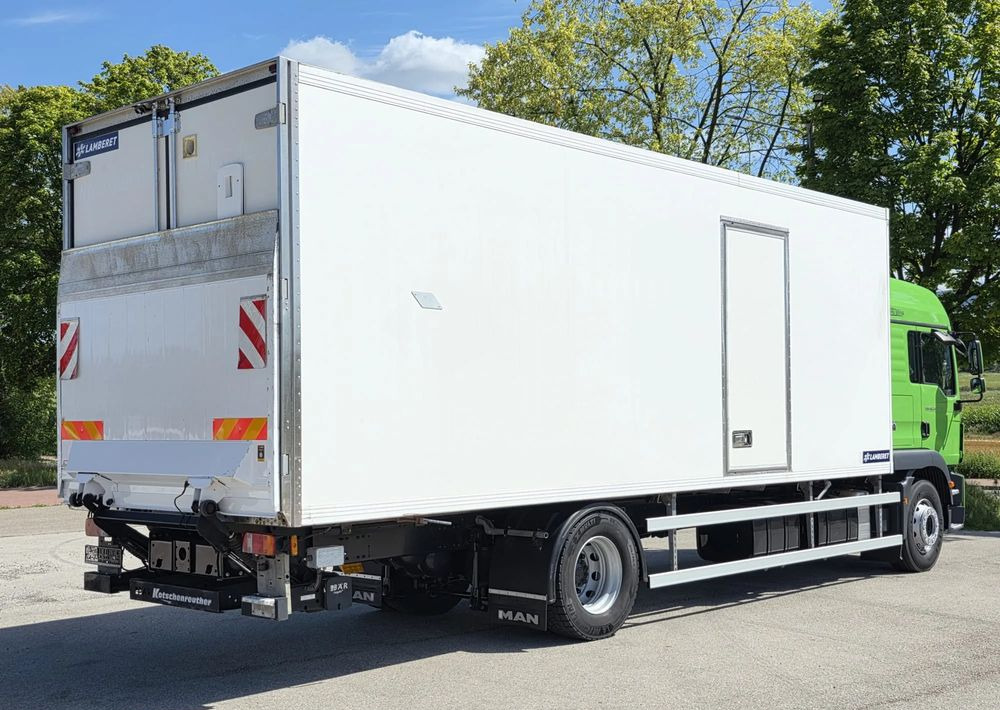 MAN TGM 18.340 / 18.290 / 15.290 / IZOTERMA / WINDA / 19PALET /E6 / SPROWADZONY / AUTOMAT / SYPIALKA / PIERWSZY WŁAŚCICIEL / BOCZNE DRZWI / STAN BARDZO DOBRY - Caminhão frigorífico: foto 4 MAN TGM 18.340 / 18.290 / 15.290 / IZOTERMA / WINDA / 19PALET /E6 / SPROWADZONY / AUTOMAT / SYPIALKA / PIERWSZY WŁAŚCICIEL / BOCZNE DRZWI / STAN BARDZO DOBRY - Caminhão frigorífico: foto 4