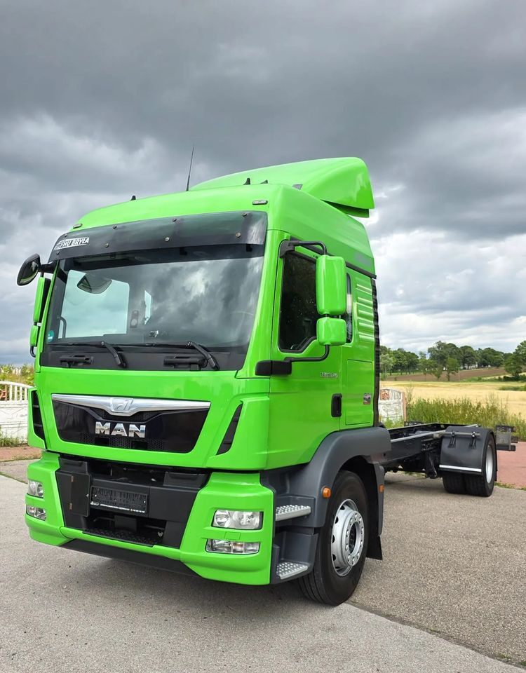 MAN TGM 18.340 / 18.290 / E6 / NISKI PRZEBIEG / 2016 / SERWISOWANY / ROZSTAW OSI 5.7M / RAMA DO ZABUDOWY / SYPIALKA / STAN BARDZO DOBRY / AUTOMAT - Caminhão com lona: foto 1 MAN TGM 18.340 / 18.290 / E6 / NISKI PRZEBIEG / 2016 / SERWISOWANY / ROZSTAW OSI 5.7M / RAMA DO ZABUDOWY / SYPIALKA / STAN BARDZO DOBRY / AUTOMAT - Caminhão com lona: foto 1