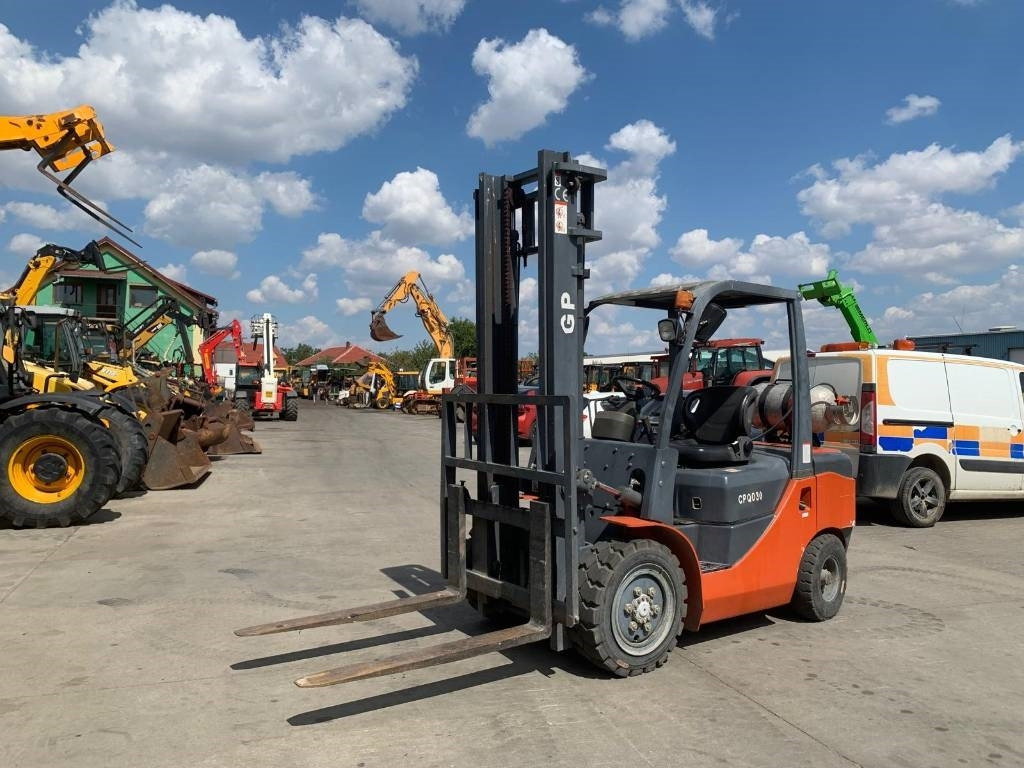 CPQD30 30 - Empilhadeira a gás: foto 1 CPQD30 30 - Empilhadeira a gás: foto 1