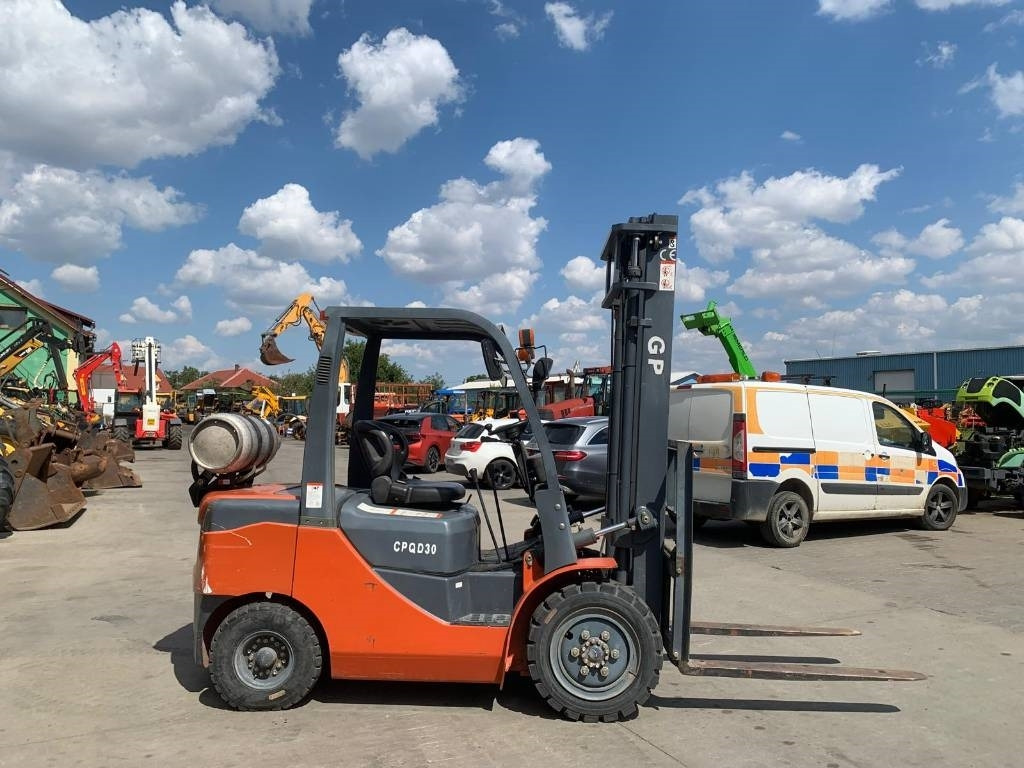 CPQD30 30 - Empilhadeira a gás: foto 3 CPQD30 30 - Empilhadeira a gás: foto 3