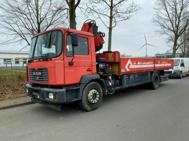 MAN ME18.284 mit Kran Not Aus Hiab 122B - Camião de caixa aberta/ Plataforma, Caminhão grua: foto 1 MAN ME18.284 mit Kran Not Aus Hiab 122B - Camião de caixa aberta/ Plataforma, Caminhão grua: foto 1