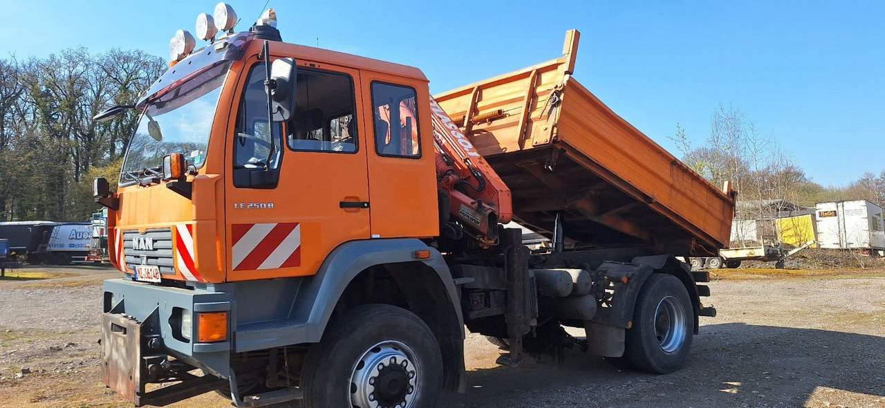 MAN TGM 18.240PS 4x4 3.S-Kipper mit Kran - Caminhão basculante, Caminhão grua: foto 1 MAN TGM 18.240PS 4x4 3.S-Kipper mit Kran - Caminhão basculante, Caminhão grua: foto 1