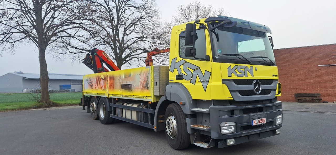 Mercedes-Benz 2636 Axor 3-Achser 6x2 mit Kran PK14002+Funk - Camião de caixa aberta/ Plataforma, Caminhão grua: foto 1 Mercedes-Benz 2636 Axor 3-Achser 6x2 mit Kran PK14002+Funk - Camião de caixa aberta/ Plataforma, Caminhão grua: foto 1