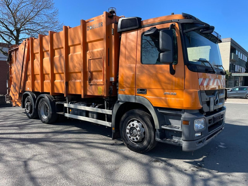 Mercedes-Benz Actros 2536 6x2 Blatt/Luft Müllwagen - Caminhão de lixo: foto 2 Mercedes-Benz Actros 2536 6x2 Blatt/Luft Müllwagen - Caminhão de lixo: foto 2