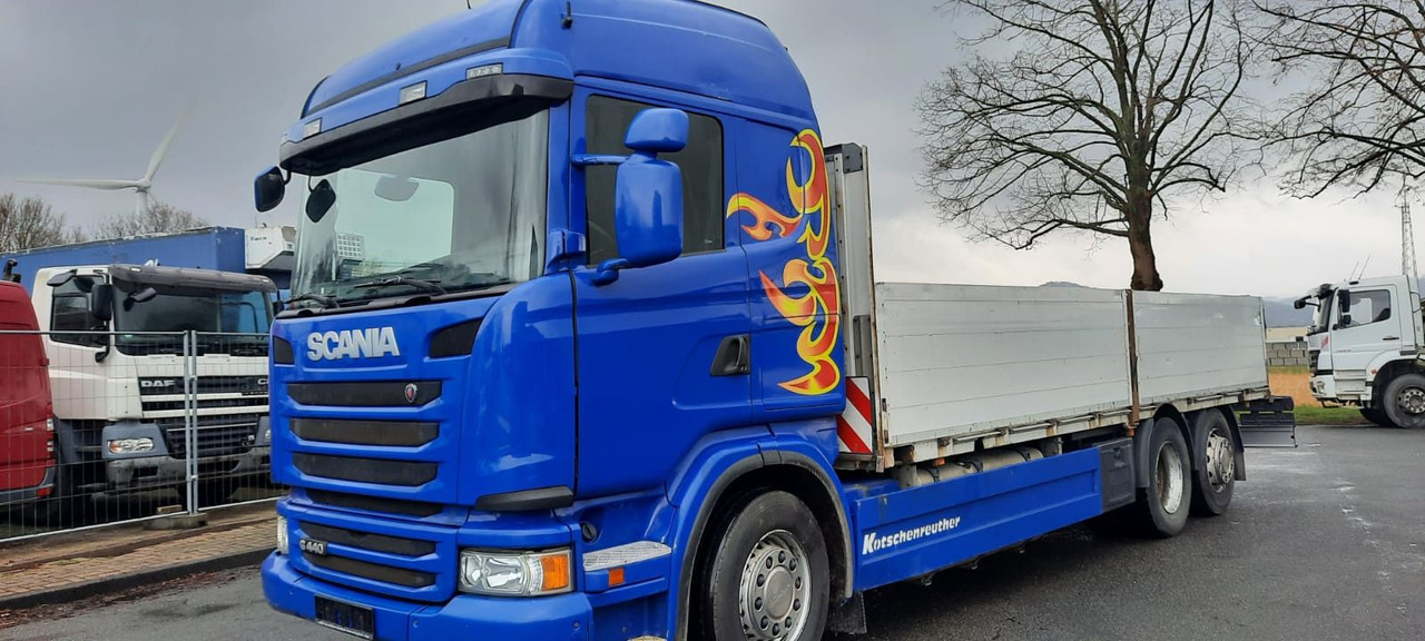 Scania G440 Pritsche 6x2 Kran am Heck vor. - Camião de caixa aberta/ Plataforma, Caminhão grua: foto 1 Scania G440 Pritsche 6x2 Kran am Heck vor. - Camião de caixa aberta/ Plataforma, Caminhão grua: foto 1