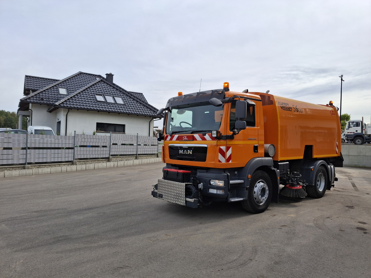 MAN TGM 18.250 Zamiatarka Kupper Weisser BROCK 2 Motoren Szczotki L/R PM10 Odchwaszczarka - Varredora urbana: foto 3 MAN TGM 18.250 Zamiatarka Kupper Weisser BROCK 2 Motoren Szczotki L/R PM10 Odchwaszczarka - Varredora urbana: foto 3