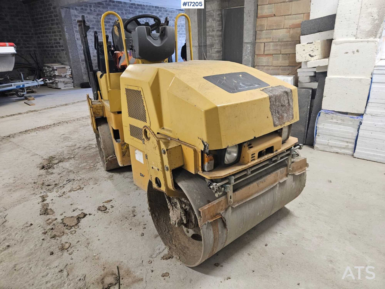 Double drum roller CATERPILLAR CB 24 (2009) - Compactador de asfalto: foto 3 Double drum roller CATERPILLAR CB 24 (2009) - Compactador de asfalto: foto 3