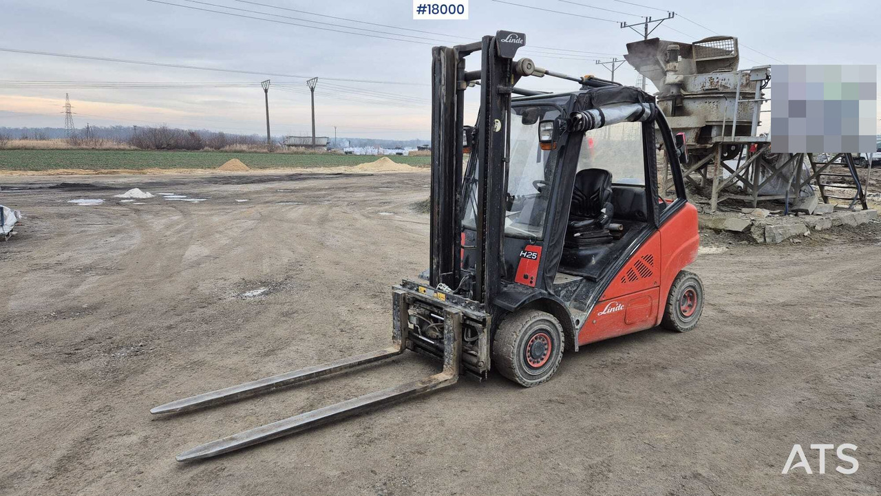 LINDE H25T forklift (2009) - Empilhadeira a diesel: foto 1 LINDE H25T forklift (2009) - Empilhadeira a diesel: foto 1