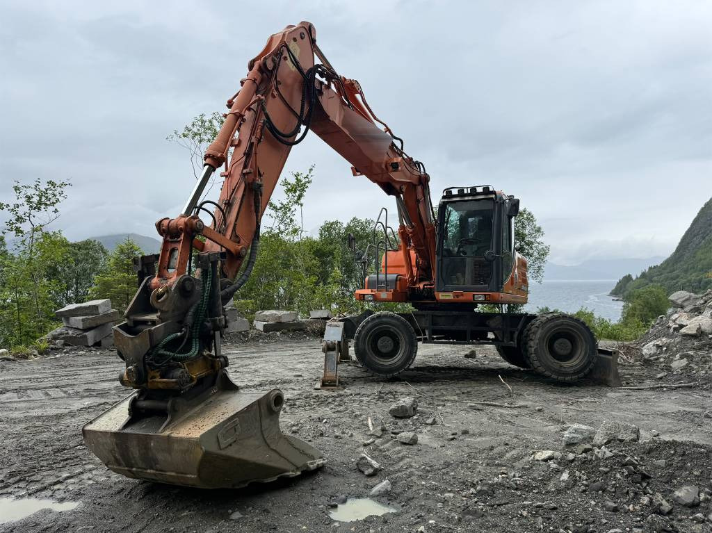 Doosan 140 W - Escavadeira de rodas: foto 1 Doosan 140 W - Escavadeira de rodas: foto 1