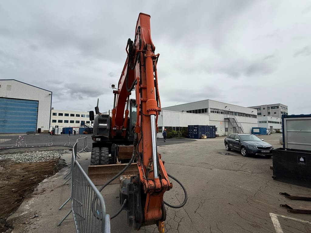 Hitachi ZX 140 W-3 - Escavadeira de rodas: foto 5 Hitachi ZX 140 W-3 - Escavadeira de rodas: foto 5