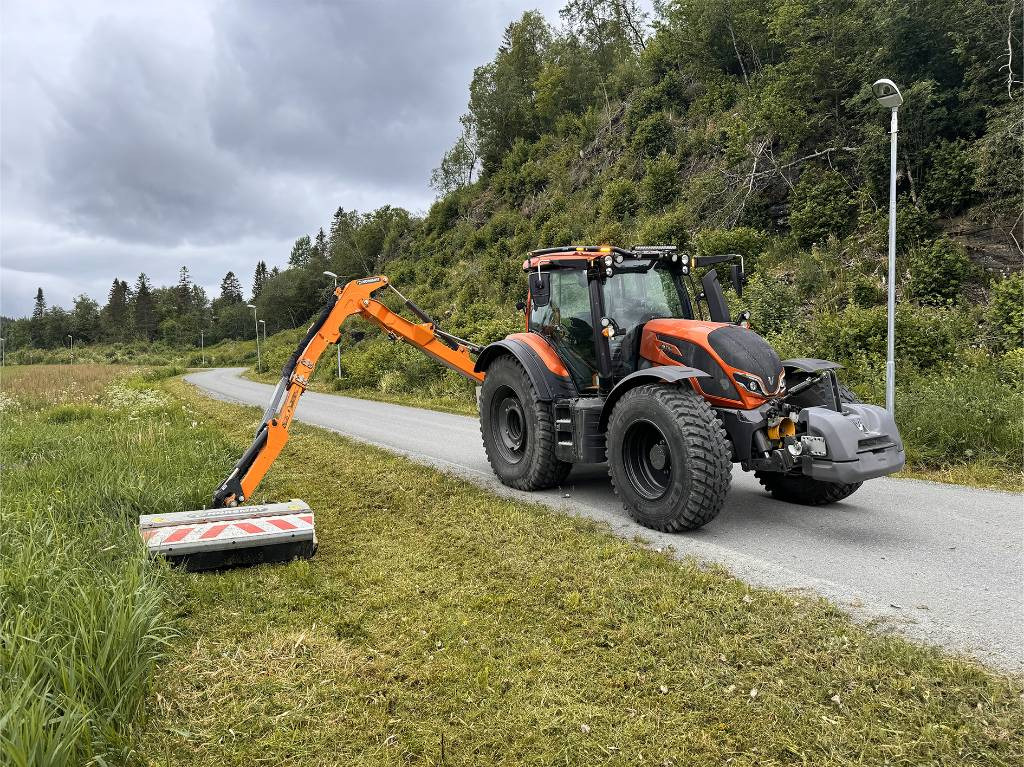 Valtra N175 V inkl. Noremat armklipper kantslåttløsning - Trator: foto 1 Valtra N175 V inkl. Noremat armklipper kantslåttløsning - Trator: foto 1