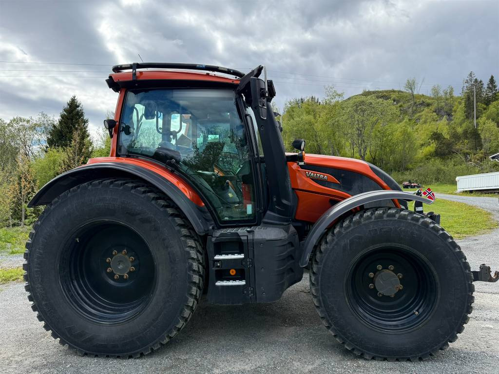 Valtra N175 V inkl. Noremat armklipper kantslåttløsning - Trator: foto 4 Valtra N175 V inkl. Noremat armklipper kantslåttløsning - Trator: foto 4