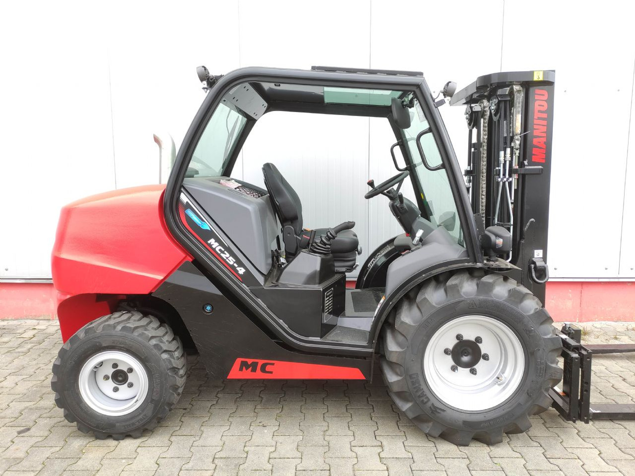 Manitou MC25-4 DK ST5 S1 (NEU) - Empilhador todo-o-terreno: foto 2 Manitou MC25-4 DK ST5 S1 (NEU) - Empilhador todo-o-terreno: foto 2