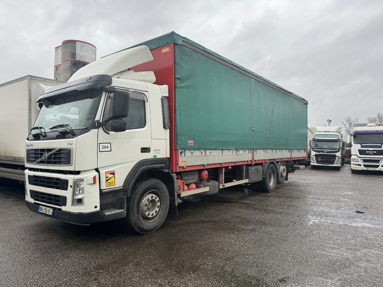 Caminhão com lona VOLVO FM 400: foto 6