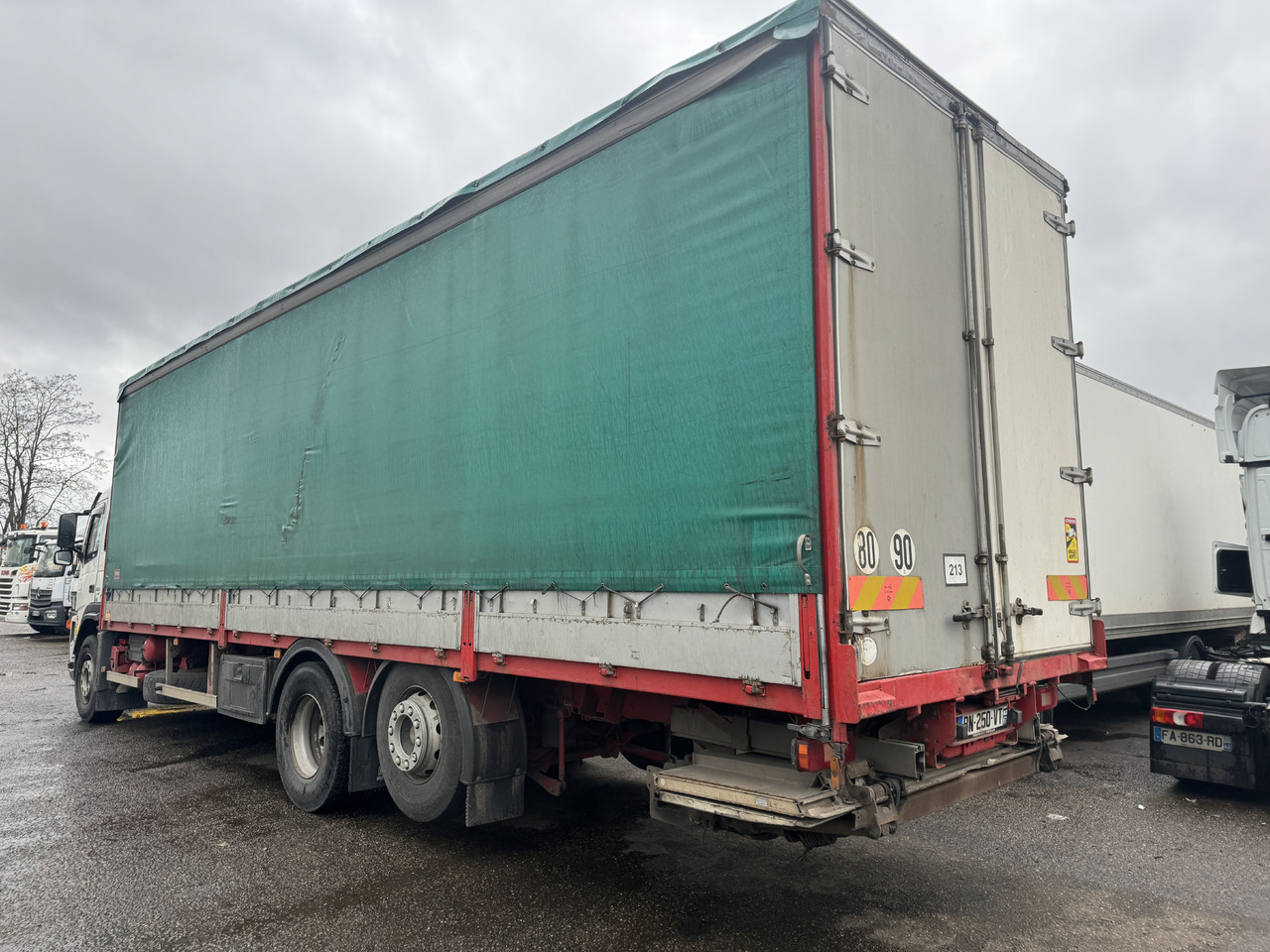 Caminhão com lona VOLVO FM 400: foto 7