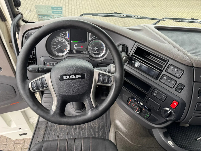 Fotografia de interior 1: Tractor DAF XF 450 Space Cab Euro 6