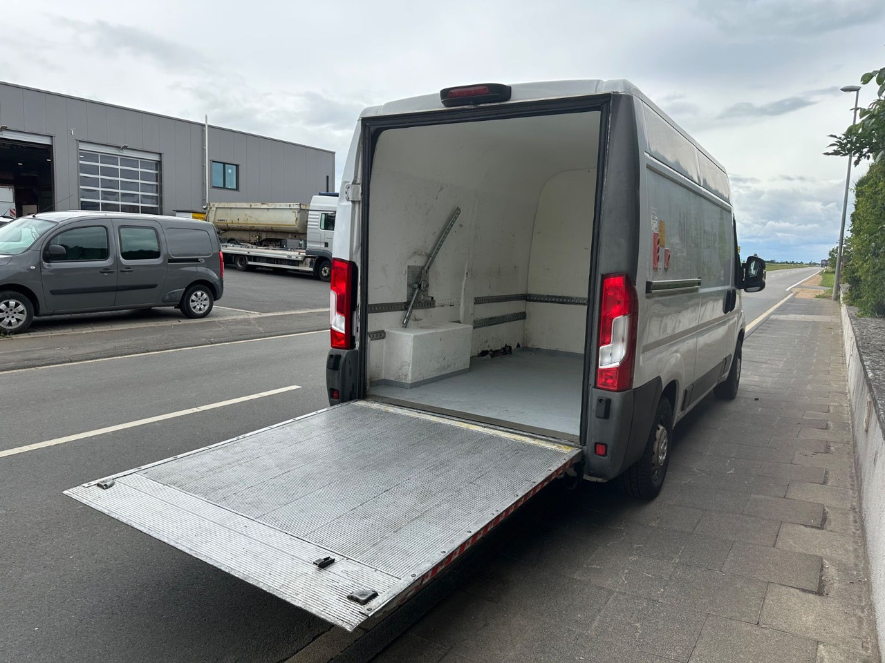 Fiat Ducato130*Automatik*Ladebordwand/LBW 500Kg - Furgão: foto 3 Fiat Ducato130*Automatik*Ladebordwand/LBW 500Kg - Furgão: foto 3