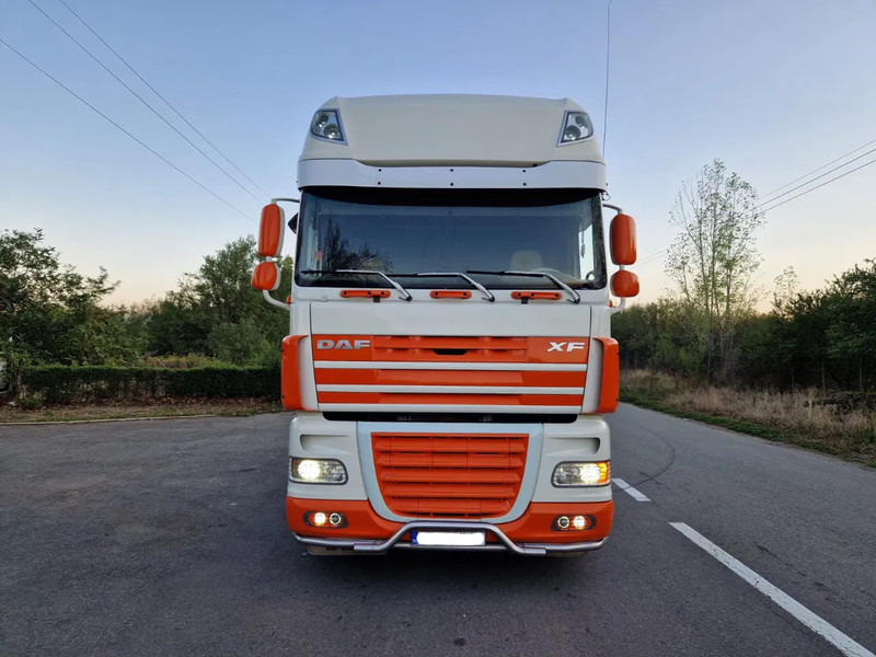DAF XF 105.460 Manual - Tractor de terminal: foto 1 DAF XF 105.460 Manual - Tractor de terminal: foto 1