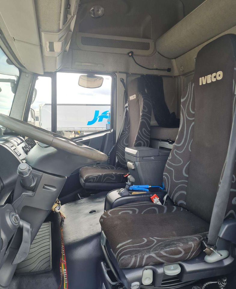 Caminhão com lona Iveco ML75E18: foto 12
