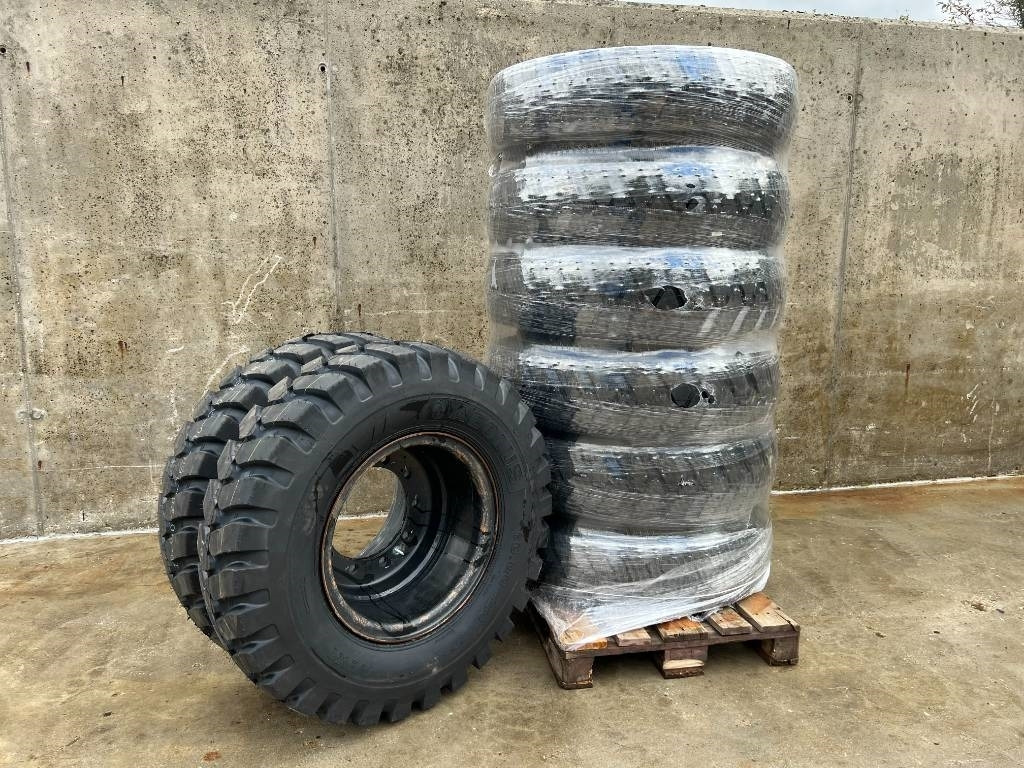 Kuhmo 1000 X 20 16PR tyres fitted on rim NEW - Pneu de Máquina de construção: foto 1 Kuhmo 1000 X 20 16PR tyres fitted on rim NEW - Pneu de Máquina de construção: foto 1