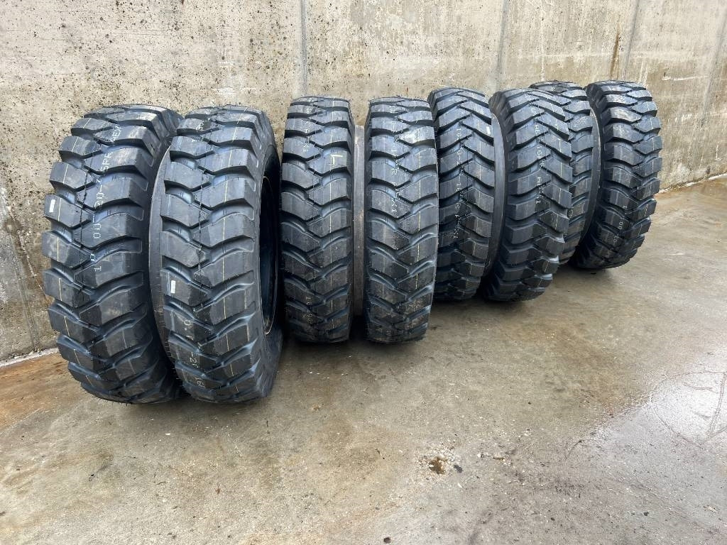 Kuhmo 1000 X 20 16PR tyres fitted on rim NEW - Pneu de Máquina de construção: foto 3 Kuhmo 1000 X 20 16PR tyres fitted on rim NEW - Pneu de Máquina de construção: foto 3