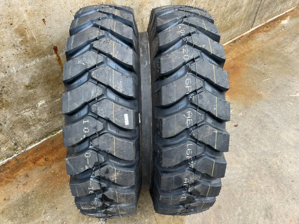 Kuhmo 1000 X 20 16PR tyres fitted on rim NEW - Pneu de Máquina de construção: foto 4 Kuhmo 1000 X 20 16PR tyres fitted on rim NEW - Pneu de Máquina de construção: foto 4