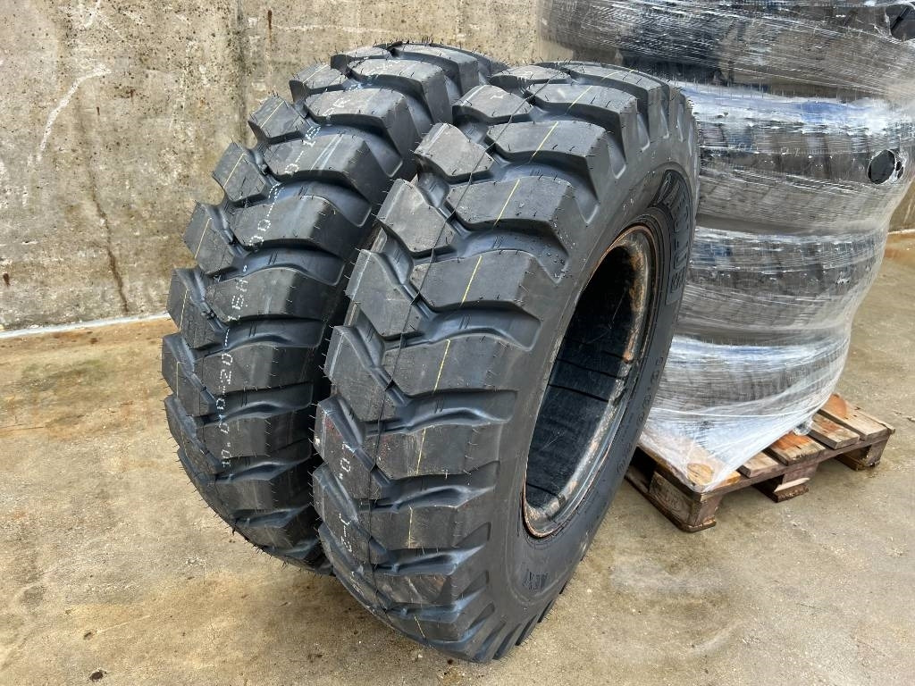Kuhmo 1000 X 20 16PR tyres fitted on rim NEW - Pneu de Máquina de construção: foto 2 Kuhmo 1000 X 20 16PR tyres fitted on rim NEW - Pneu de Máquina de construção: foto 2