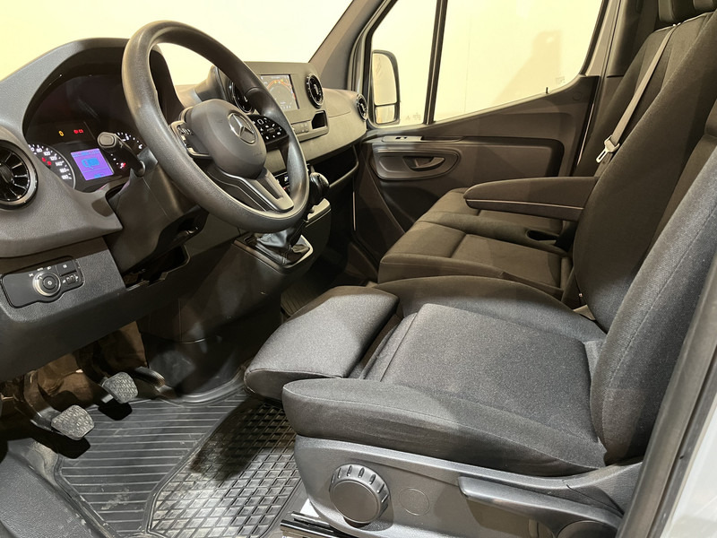Mercedes-Benz Sprinter 315 CDI L3 RWD Open Laadbak / Euro 6 / Airco / MBUX / CarPlay / Navigatie / 3-Zits / 75.200 KM !! / BPM VRIJ !! - Furgão caixa aberta: foto 5 Mercedes-Benz Sprinter 315 CDI L3 RWD Open Laadbak / Euro 6 / Airco / MBUX / CarPlay / Navigatie / 3-Zits / 75.200 KM !! / BPM VRIJ !! - Furgão caixa aberta: foto 5