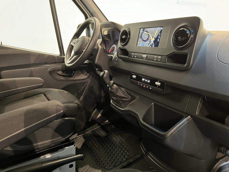 Mercedes-Benz Sprinter 315 CDI L4H2 RWD / Euro 6 / MBUX / Airco / Cruise Control / Camera / CarPlay / Navigatie / 6.143 KM !! / BPM VRIJ !! - Furgão: foto 3 Mercedes-Benz Sprinter 315 CDI L4H2 RWD / Euro 6 / MBUX / Airco / Cruise Control / Camera / CarPlay / Navigatie / 6.143 KM !! / BPM VRIJ !! - Furgão: foto 3