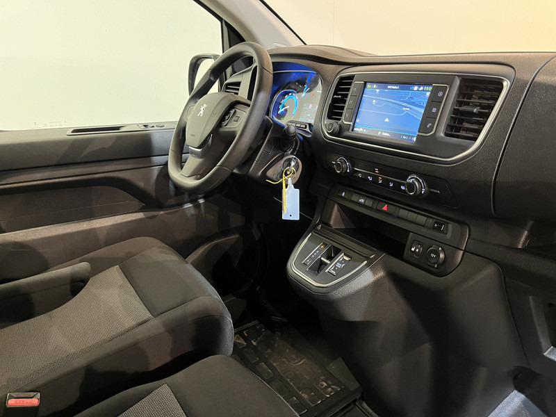 Peugeot e-Expert EV L2 75 kWh Servicebus / Inrichting / 100% Elektrisch / Airco / 220V. / Trekhaak / Camera / Cruise Control / Navigatie / CarPlay / 3-Zits / 1.900 KM !! - Furgão compacto, Carrinha elétrica: foto 3 Peugeot e-Expert EV L2 75 kWh Servicebus / Inrichting / 100% Elektrisch / Airco / 220V. / Trekhaak / Camera / Cruise Control / Navigatie / CarPlay / 3-Zits / 1.900 KM !! - Furgão compacto, Carrinha elétrica: foto 3