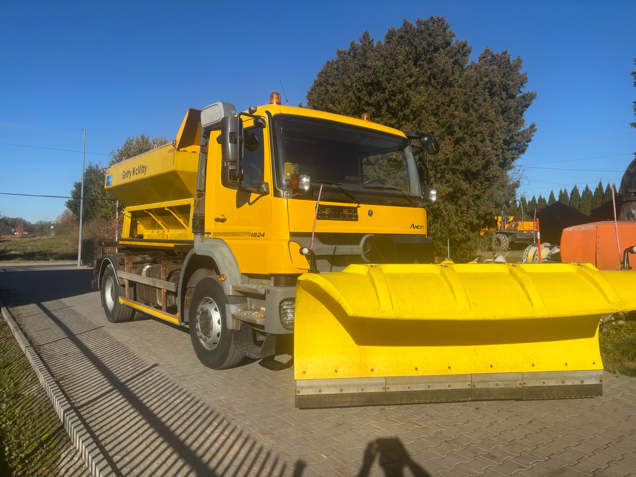 Mercedes AXOR 1824 4x2 Spreader/Gritter/Plough - Veículo limpa-neves: foto 1 Mercedes AXOR 1824 4x2 Spreader/Gritter/Plough - Veículo limpa-neves: foto 1