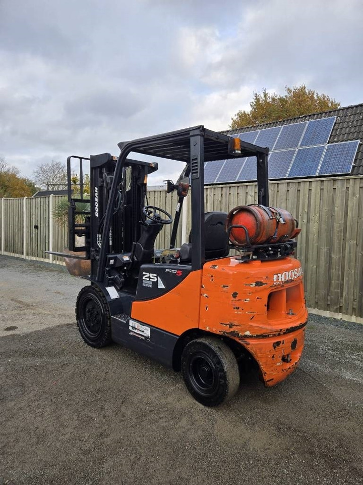Doosan G 25 E-5 - Empilhadeira a gás: foto 2 Doosan G 25 E-5 - Empilhadeira a gás: foto 2
